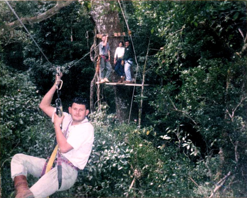 Archivfoto: eine Person an einem Seil, dahinter eine Holzplattform in einem Baum
